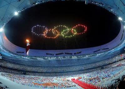 2008年北京奥运会鸟巢上空烟花展现奥运五环图