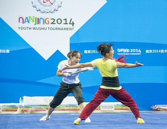 南京青奥会武术展演项目队员在体育馆内训练少林文武学校