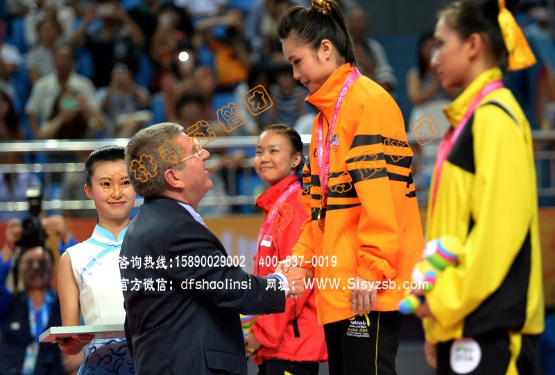 国际奥委会主席巴赫为南京青奥会武术比赛首金获得者颁奖图
