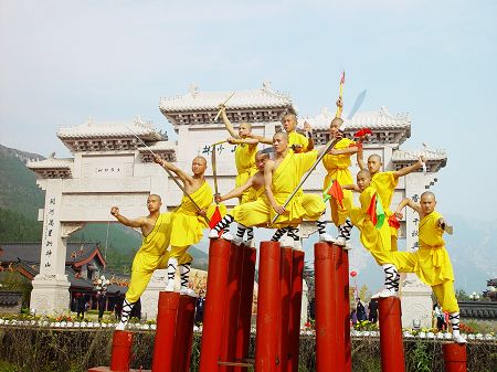 少林弟子在嵩山少林山门展示少林功夫