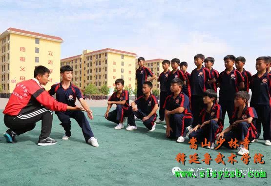 嵩山少林释延鲁武术学院在认真的教导学员学习少林功夫