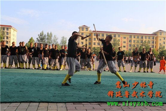 嵩山少林释延鲁武术学院学员正在认真学习少林功夫