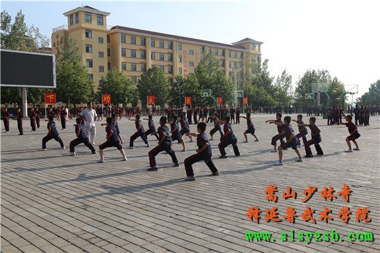 河南嵩山少林释延鲁武术学院学员正在认真学习少林功夫