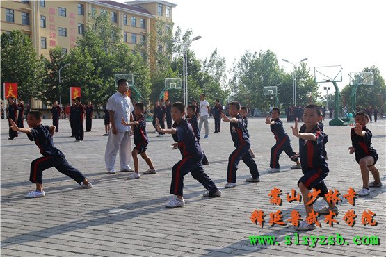 嵩山少林释延鲁武术学院学员正在认真学习少林功夫