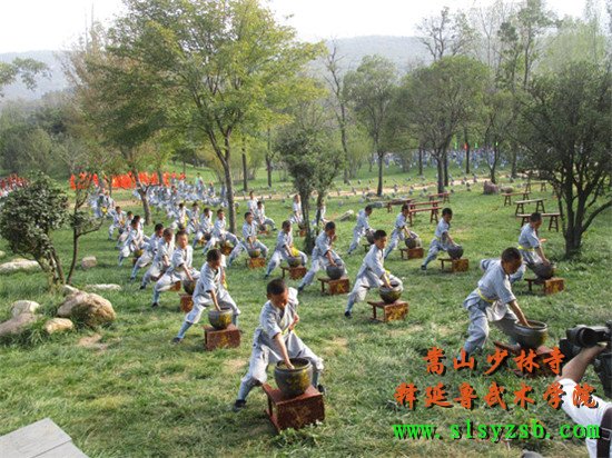 嵩山少林释延鲁武术学院学员在外表演