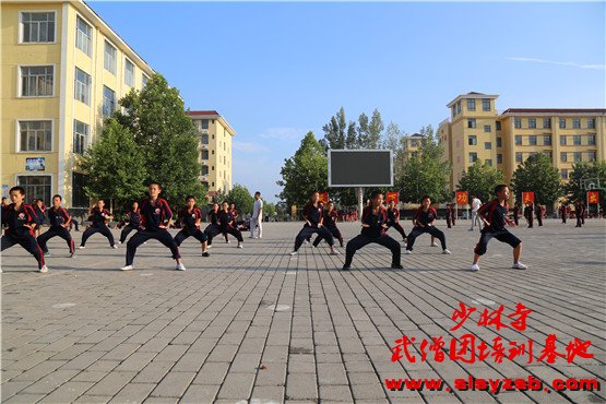 少林武校（少林延鲁武术学校）学员正在认真习少林功夫