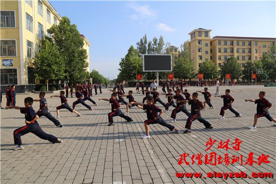 少林武校（少林延鲁武术学校）学员正在认真学习少林功夫