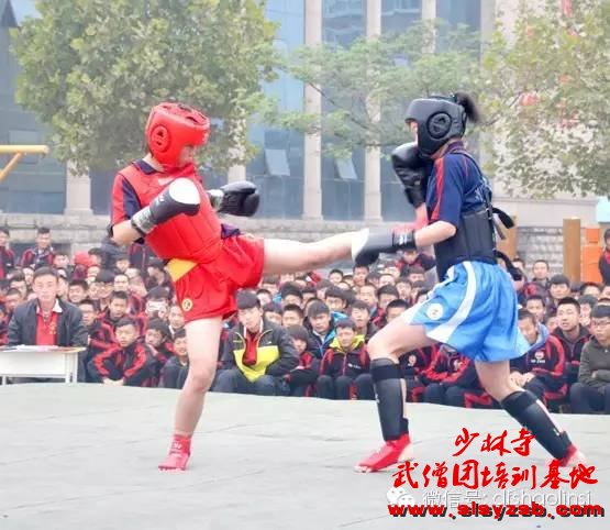 少林武校（少林延鲁武术学校）女子学员正在进行激烈的散打对战