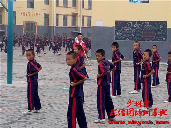 少林武校（少林延鲁武术学校）学员正在认真学习少林功夫