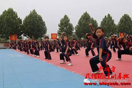 少林武校（少林延鲁武术学校）学员正在室外训练场上进行武术学习