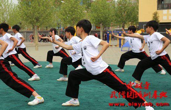  少林武校（少林延鲁武术学校）学员正在训练场上认真学习少林功夫