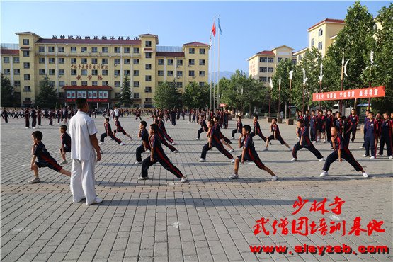 少林武校（少林延鲁武术学校）学员正在一号训练场认真学习少林功夫