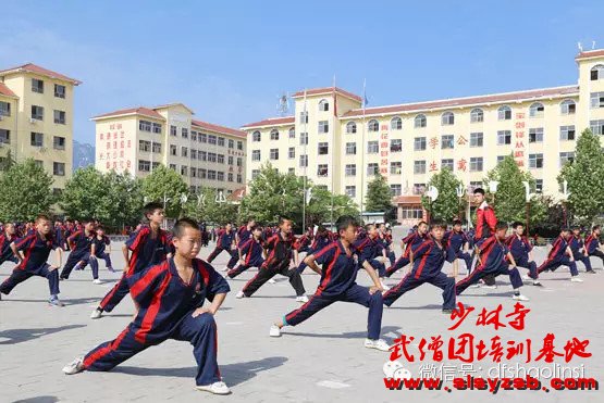 少林武校（少林延鲁武术学校）学员正在一号训练场认真学习少林功夫