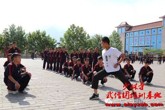 少林武校（少林延鲁武术学校）学员正在一号训练场认真学习少林功夫