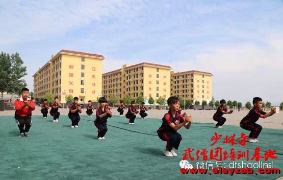 少林武校（少林延鲁武术学校）学员正在一号训练场认真学习少林功夫