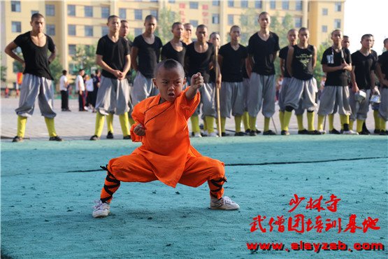 少林武校（少林延鲁武术学校）表演队学员正在练习武术套路