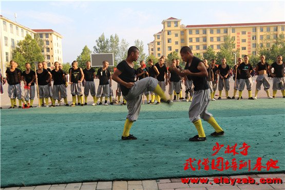 少林武校（少林延鲁武术学校）表演队学员正在练习武术套路