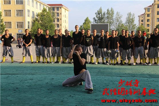 少林武校（少林延鲁武术学校）表演队学员正在练习武术套路