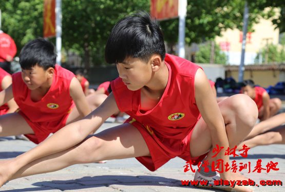  少林武校（少林延鲁武术学校）学员正在进行武术训练前的热身