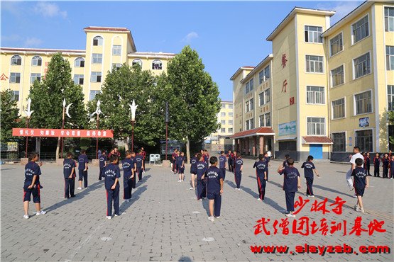   少林武校（少林延鲁武术学校）学员正在一号训练场认真学习少林功夫