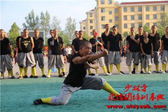 少林武校（少林延鲁武术学校）表演队学员正在训练场上练习武术套路