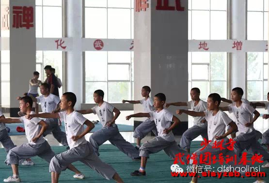 少林武校（少林延鲁武术学校）学员正在训练场上认真学习少林功夫