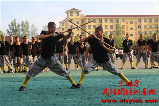 少林武校（少林延鲁武术学校）表演队学员正在表演武术套路