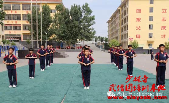 少林武校（少林延鲁武术学校）学员正在训练场上认真学习少林功夫