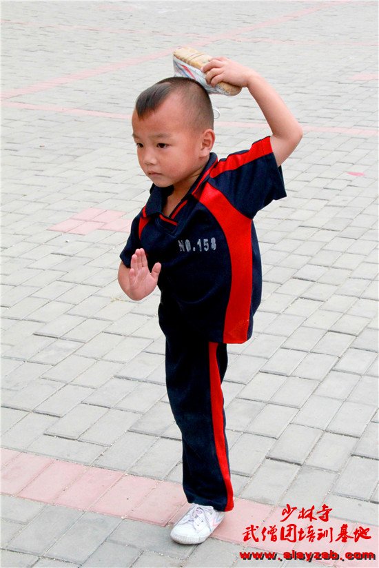 少林武校（少林延鲁武术学校）学员正在训练场上认真进行武术表演