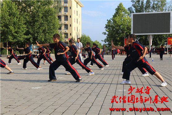 少林武校（少林延鲁武术学校）学员正在训练场上认真学习少林功夫