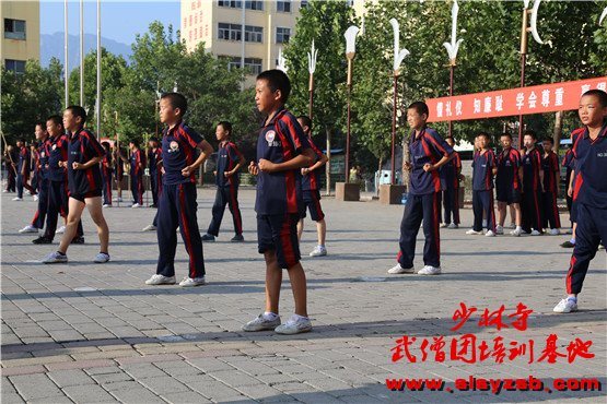 少林武校（少林延鲁武术学校）学员正在训练场上认真学习少林功夫