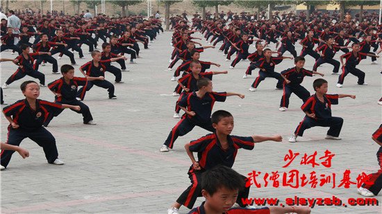 少林武校学员正在一号训练场上认真学习少林功夫