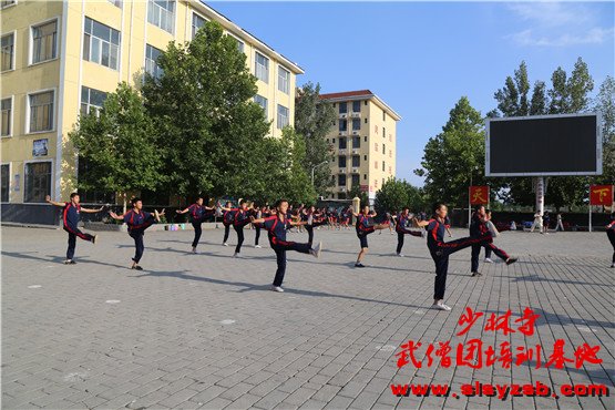 少林武校学员正在一号训练场上认真学习少林功夫