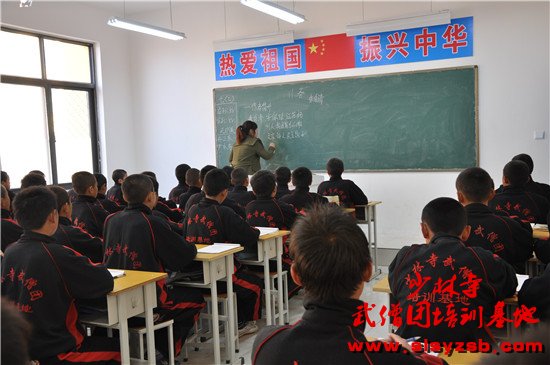 少林武校学员正在宽敞明亮的教师认真学习文化课程