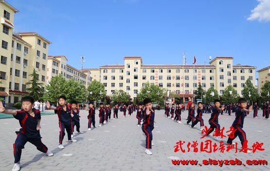 少林武校学员正在一号训练场上认真学习少林功夫