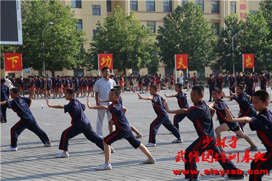 少林武校学员正在一号训练场上正在认真学习少林功夫