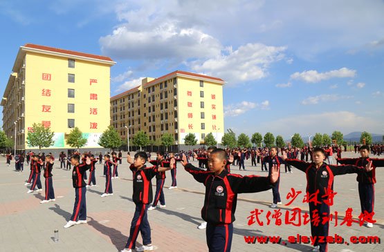 少林武校学员正在训练场上认真学习少林功夫