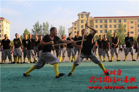 少林武校表演学员正在 训练场上练习少林棍法