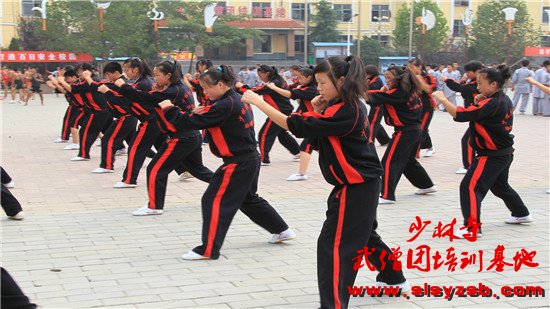 少林武校女子学员正在学习少林功夫