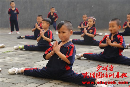 少林武校学员正在学习少林基本功