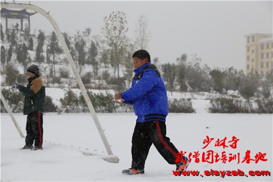 少林武校学员在冬天里的第一场雪里玩耍