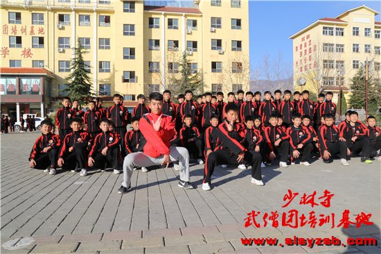 少林武校学员正在认真学习少林武术