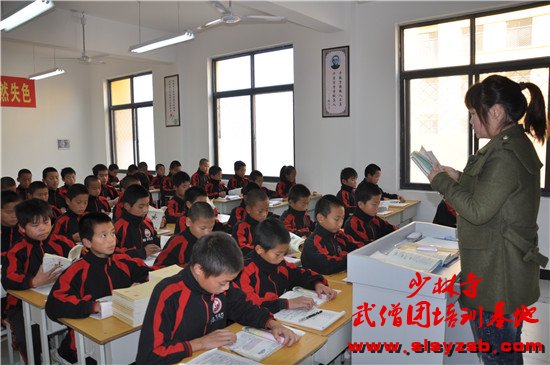 少林武校学员正在认真学习文化课