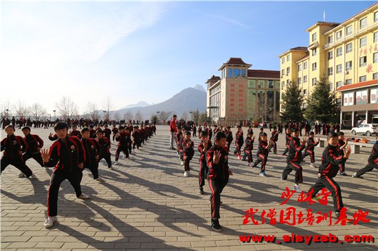 少林武校学员正在学习少林功夫