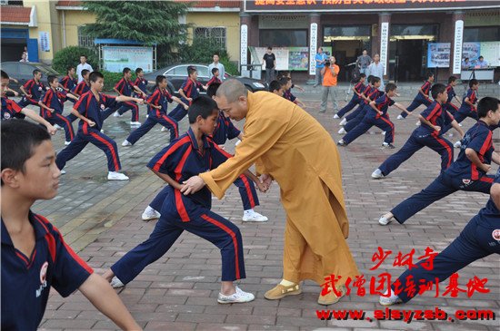 嵩山少林武术学校学生在少林延鲁武术学校创始人释延鲁大师的指导下认真练习正宗少林功夫！