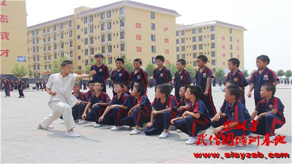 嵩山少林武术学校学生在认真学习正宗少林功夫，在教练员的演示指导下，学生学习的更好！