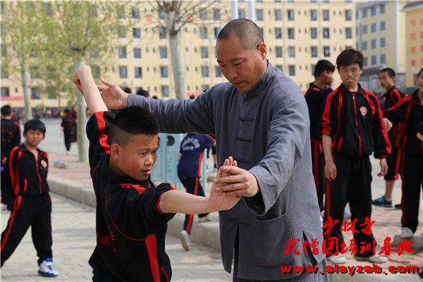 嵩山少林武术学校学生由嵩山少林延鲁武术学校创始人释延鲁大师亲自指导教学。