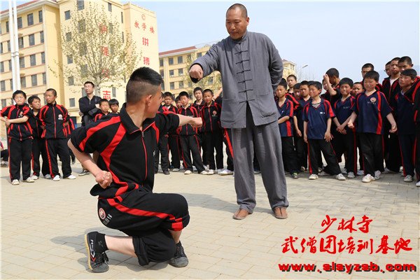 嵩山少林武术学校学生由嵩山少林延鲁武术学校创始人释延鲁大师亲自指导教学。