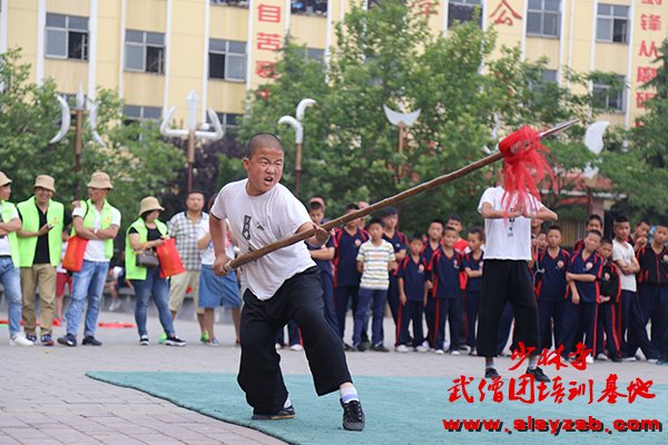 少林武术学校学员在练武场练武