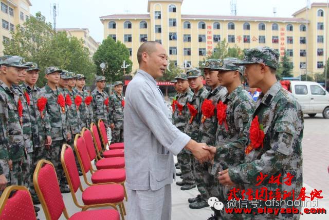 少林武术学校总教头释延鲁大师与入伍学员握手